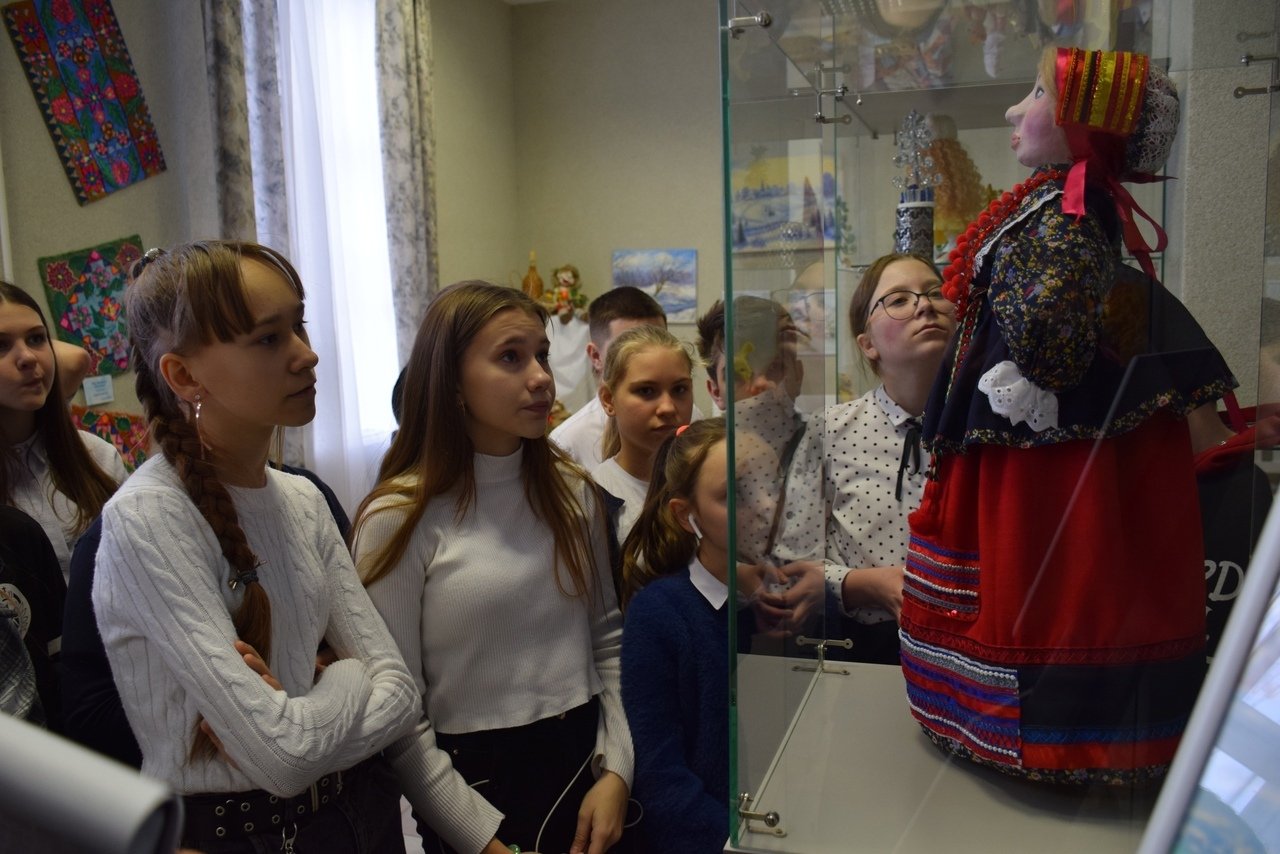 Выставка народного творчества открыла двери усманским школьникам. Выставка народного творчества открыла двери усманским школьникам.